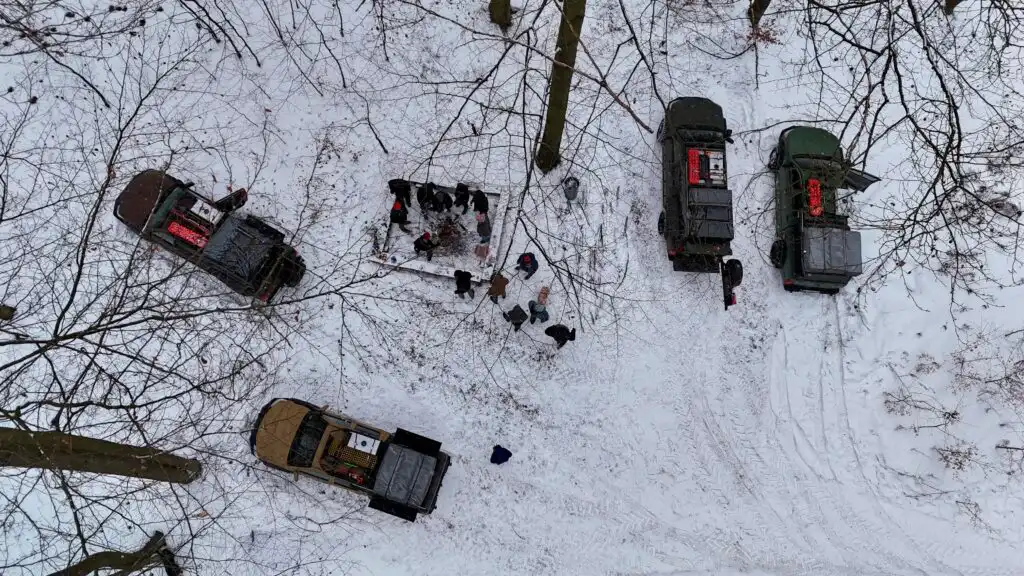 Hilux na oblodzonej trasie